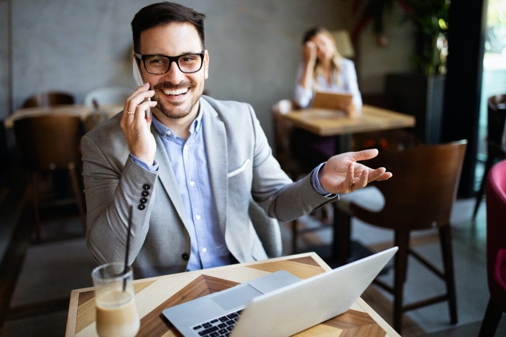 Empresario contento con sus ventas