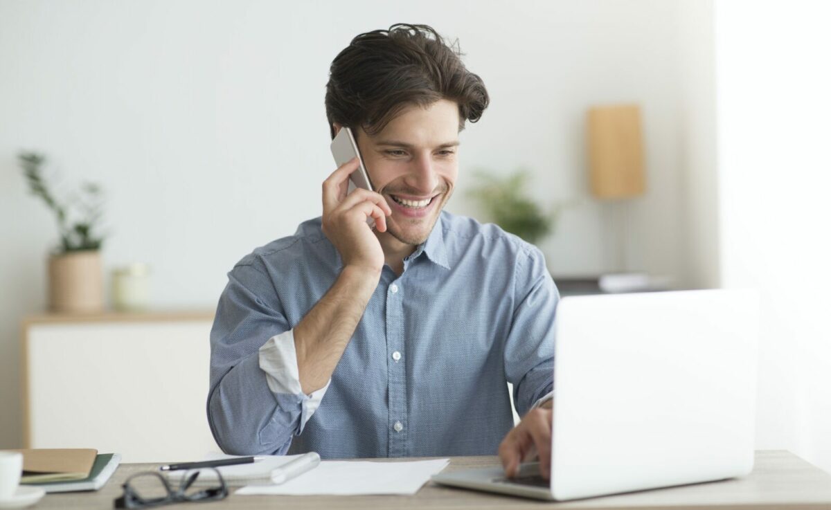 Tiendas Online 3 Happy Entrepreneur Talking On Cellphone Sitting At Laptop In Office