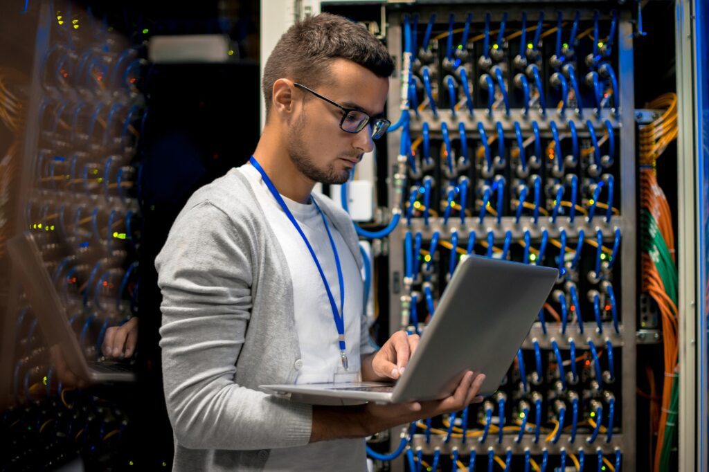¿Qué es una dirección IP? Aquí la Explicación 1 Hombre configurando IP de los servidores
