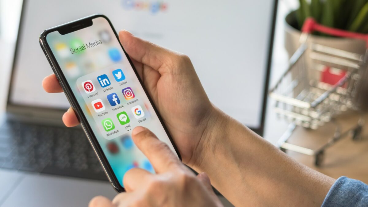 1612970295323 scaled | Beneficios De Usar Redes Sociales En Tu Negocio