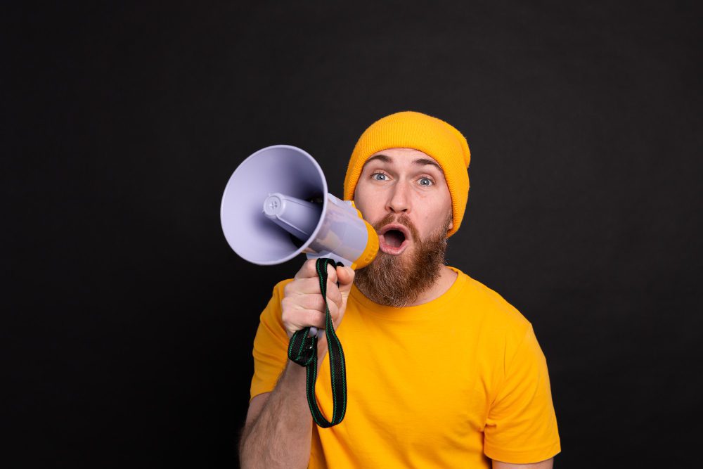 Beneficios De Usar Redes Sociales En Tu Negocio 1 Persona llamando la atención
