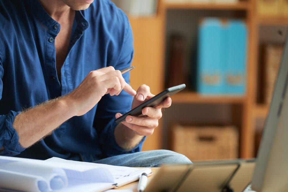 Beneficios De Usar Redes Sociales En Tu Negocio 6 Hombre respondiendo mensajes en redes sociales