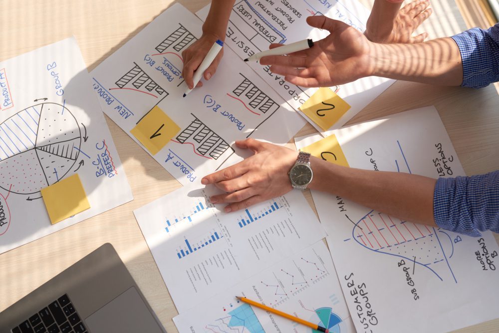 Beneficios De Usar Redes Sociales En Tu Negocio 5 Personas haciendo Benchmarking