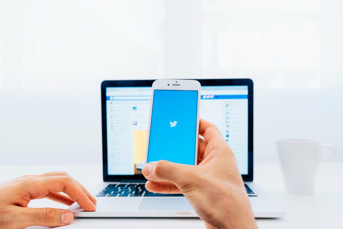 twitter on the phone and facebook on the laptop scaled | Conoce "Twitter Circle" lo nuevo de Twitter