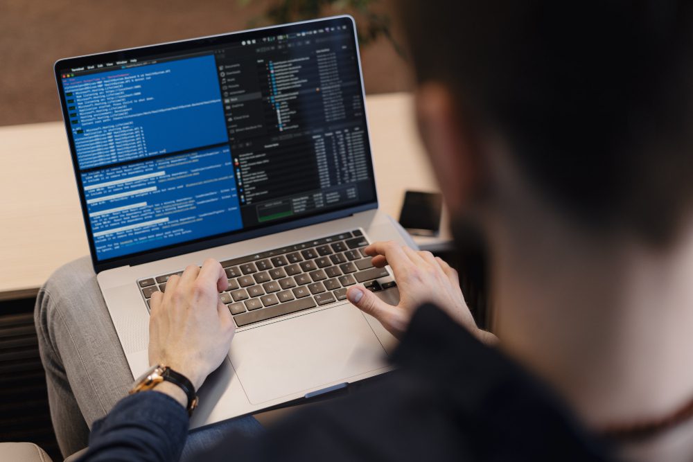 man making SEO | 5 cosas que puedes hacer para facilitar el SEO