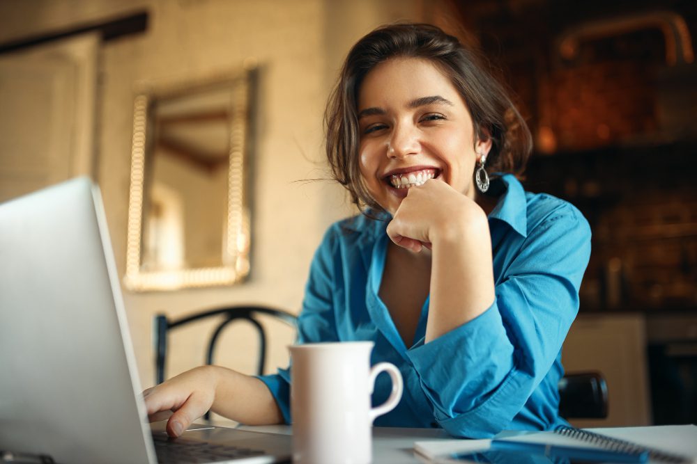 5 cosas que puedes hacer para facilitar el SEO 1 Mujer haciendo SEO mientras toma café