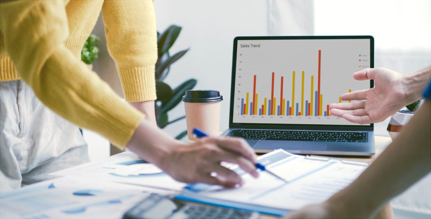businesspeople meeting plan analysis graph company finance strat | Indicadores Clave de Rendimiento (KPI´s)